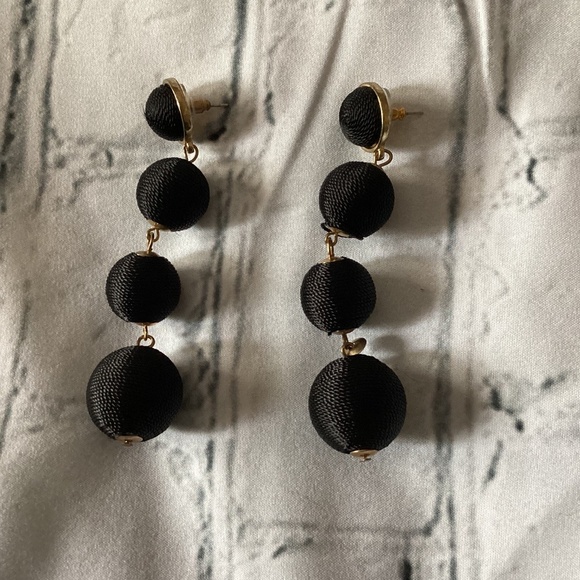 VINTAGE RARE FIND EARRINGS (PREOWNED) - Picture 1 of 2